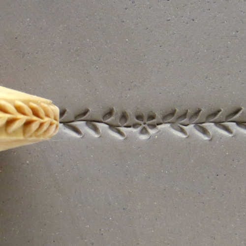 MKM Finger Roller Vine with Leaves - 0.8 cm (FR-010)