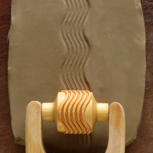 MKM Medium Handle Roller - Wavy Lines - 3 cm (RM-017)