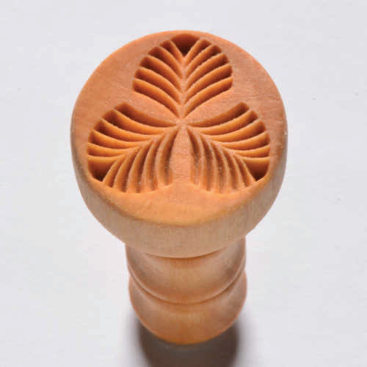 MKM Medium Round Tri-Leaf Stamp - 2.5 cm (SCM-202)