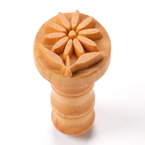 MKM Medium Round Stamp - Daisy with Leaves (SCM-270)