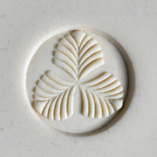 MKM Medium Round Tri-Leaf Stamp - 2.5 cm (SCM-202)