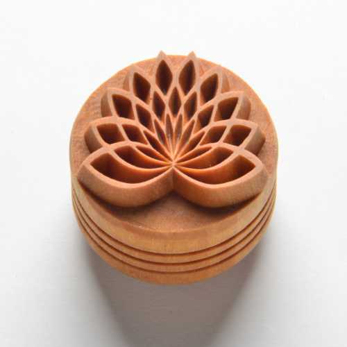 MKM Large Round Black Lotus Bloom Stamp - 4 cm (SCL-115)